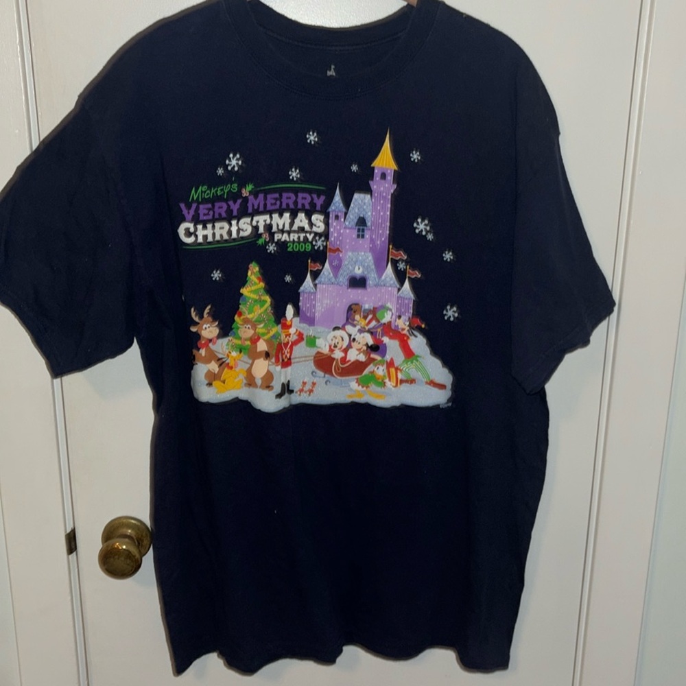 MICKEYS CHRISTMAS PARTY. size XL. vintage.